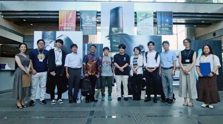 研究棟本館ロビーでの記念撮影